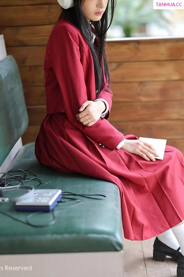   [XiuRen]高清写真图 2025.04.29 No.10215 茂木希子 性感红裙第3张图片